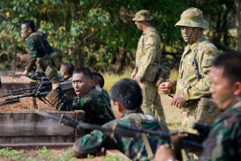 Tentara Indonesia dan Australia saat latihan gabungan di Combat Training Centre di Tully, Australia, 10 Oktober 2014.