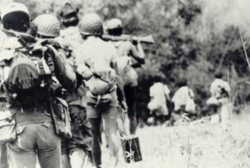  Tentara Indonesian berbaris di Timor Timur, 1975. (Timorese Resistance Archive and Museum, photographer unknown)