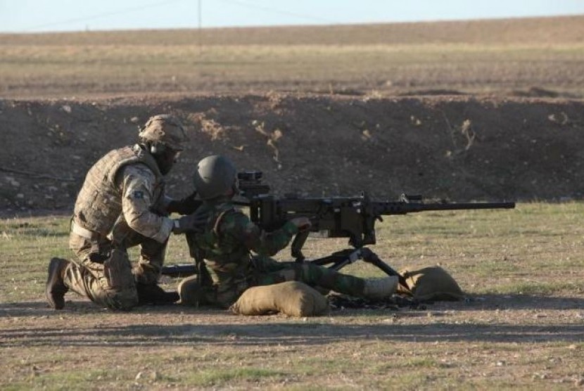 Tentara Inggris melatih menembak pasukan Kurdi Peshmerga di Arbil, Irak.