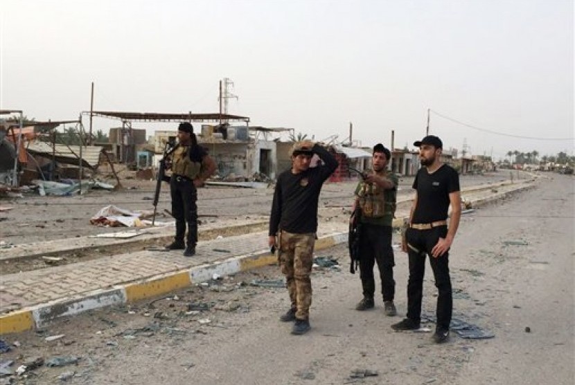 Tentara Irak dan kelompok syiah bersenjata di kota Ramadi, Irak.