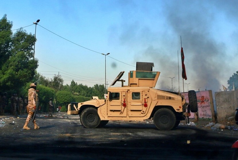 Tentara Irak di lokasi protes di Baghdad, Irak, Ahad (6/10).