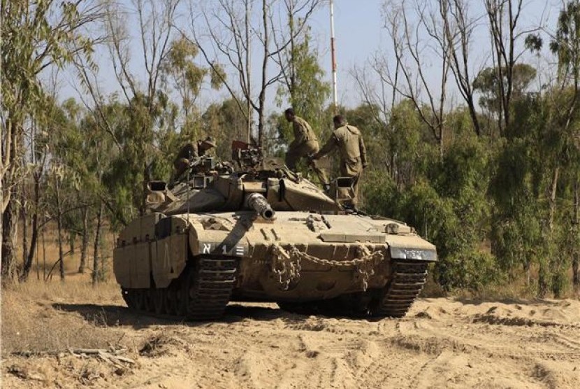 Tentara Israel berada di tank di perbatasan Gaza di selatan Israel pada Jumat (1/6). 