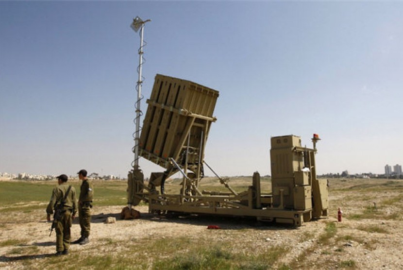 Tentara Israel berdiri dekat sistem rudal Iron Dome. 