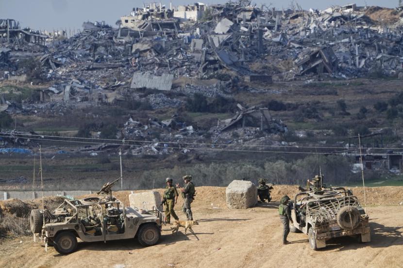 Tentara Israel berjaga di dekat perbatasan Jalur Gaza, di Israel selatan.