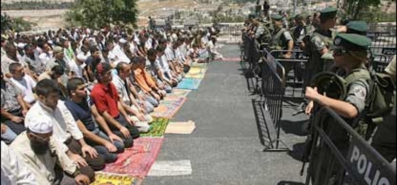 Tentara Israel berjaga di depan jamaah shalat di Al Aqsa, ilustrasi