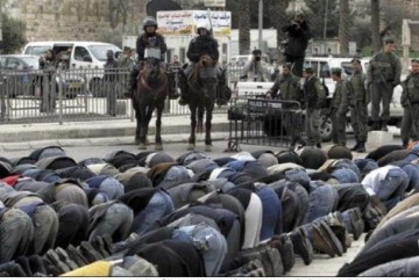 Tentara Israel berjaga-jaga di dekat Masjid Al-Aqsha ketika kaum Muslimin sedang shalat.
