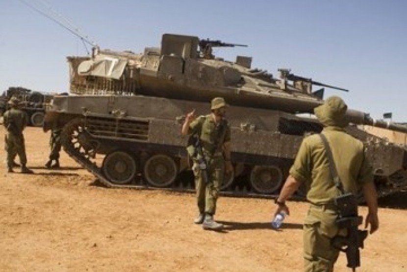 Tentara Israel berjalan dekat tank Merkava 