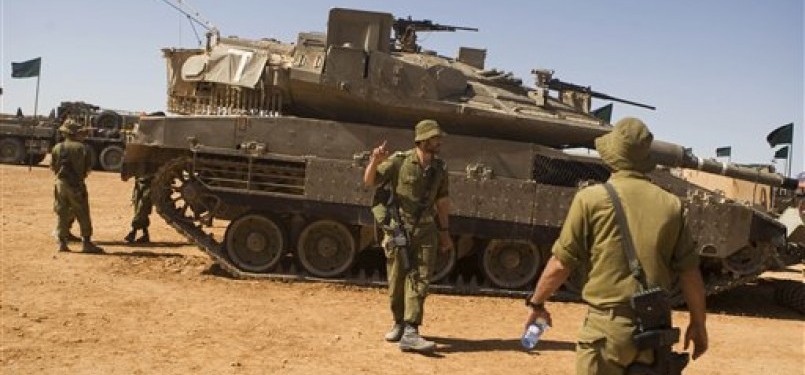 Tentara Israel berjalan dekat tank Merkava 
