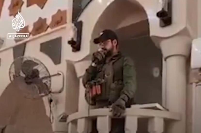 Tentara Israel bernyanyi-nyanyi di atas mimbar masjid di Jenin, Tepi Barat, Palestina usai melakukan penggerebekan.