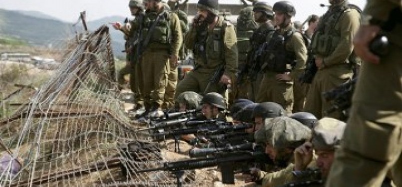 Tentara Israel bersiap di pagar perbatasan antara Israel dan Suriah ketika pengunjuk rasa mendekati desa Majdal Shams di Dataran Tinggi Golan
