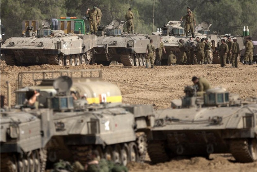 Tentara Israel bersiap di perbatasan Jalur Gaza, Israel Utara, Jumat. 