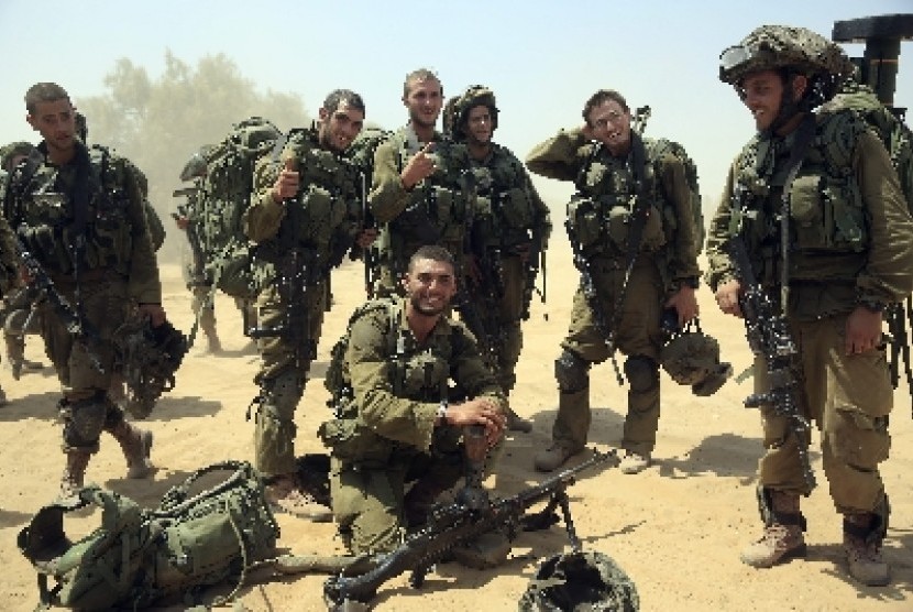 Tentara Israel dari Bataliaon Israeli soldiers from the Paratroop battalion return to Israel from Gaza Strip,