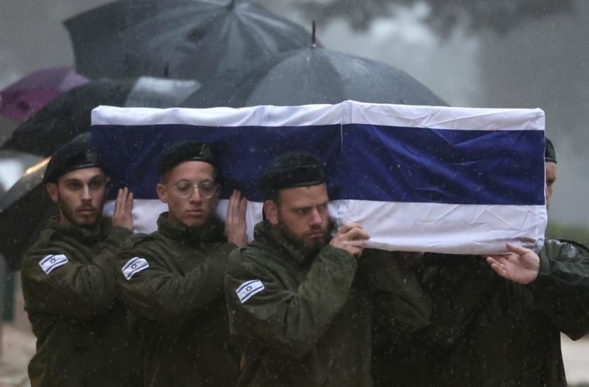 Tentara Israel Defense Force (IDF) mengangkat peti mati rekannya, Elkana Vizel, di pemakaman militer Mount Herzl , Yerusalem, Selasa (23/1/2024). Elkana Vizel tewas dalam pertempuran di Jalur Gaza. Sebenyak 21 tentara IDF tewas menyusul ambruknya gedung di Khan Yunis setelah terkena granat berpeluncur roket Hamas. 