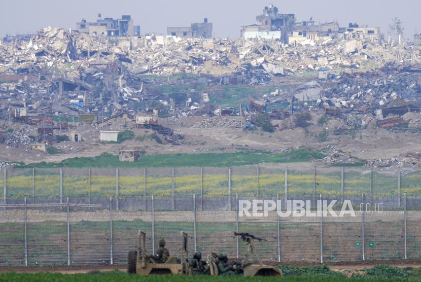 Tentara Israel dengan persenjataan berat berada dekat perbatasan Gaza (ilustrasi)
