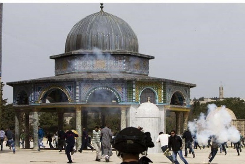 Tentara Israel ketika menyerbu Masjid Al Aqsa di Yerusalem.