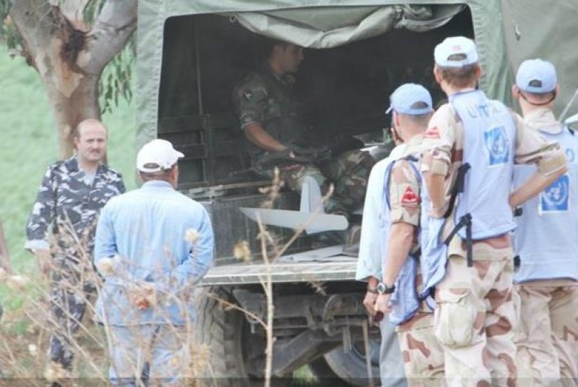 Tentara Israel melakukan evakuasi atas pesawatnya yang jatuh di Lebanon.