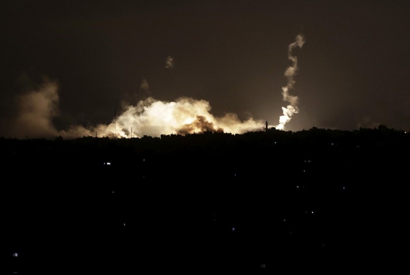 Tentara Israel meluncurkan suar saat melakukan serangan darat ke Gaza, Sabtu (19/7).