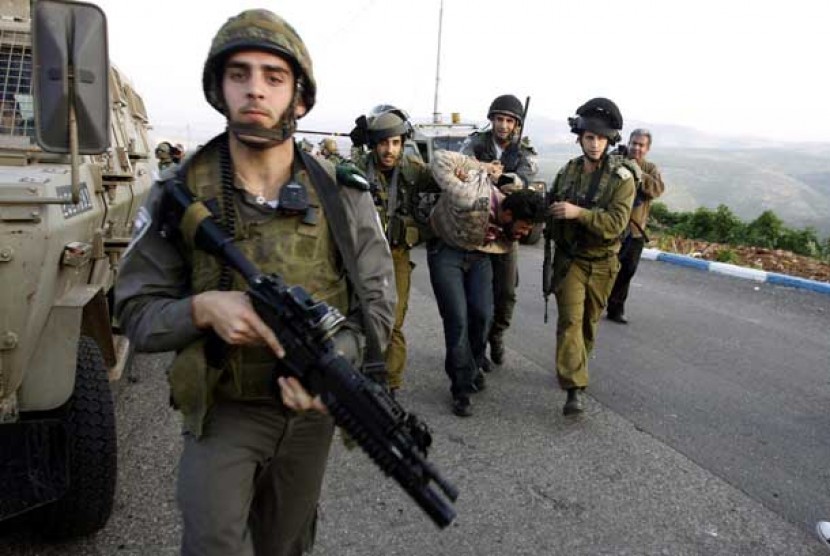 Tentara Israel menahan seorang warga Palestina (Ilustrasi)