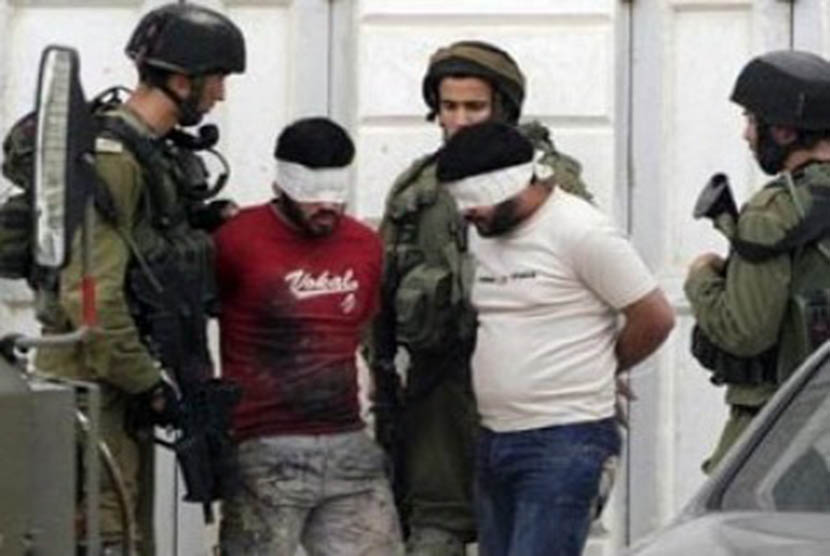 Tentara Israel menculik pejuang Palestina (ilustrasi).