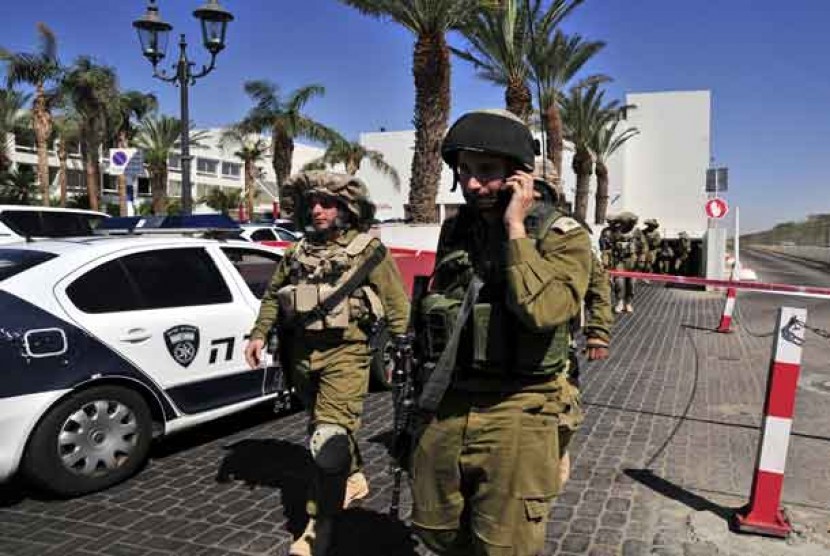 Tentara Israel mengamankan daerah dekat lokasi insiden penembakan di sebuah hotel di kota resor Laut Merah Eilat, Israel, Jumat (5/10).  