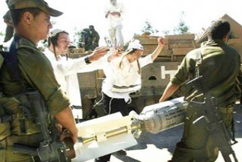Tentara Israel mengangkat hulu ledak nuklir ke truk militer dan tampak Yahudi ortodok menunjukkan dukungan kepada tentara.