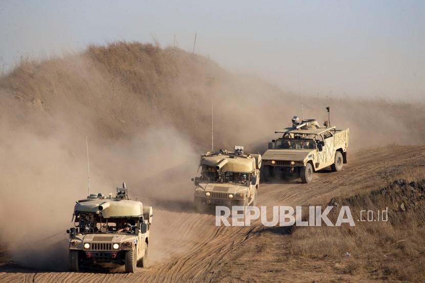Tentara Israel mengendarai kendaraan militer selama latihan di Dataran Tinggi Golan yang dikontrol Israel di dekat perbatasan dengan Suriah, Selasa (4/8/2020). 