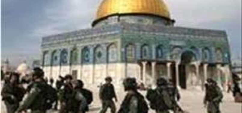 Tentara Israel menggerebek Masjid Al-Aqsha. (ilustrasi)