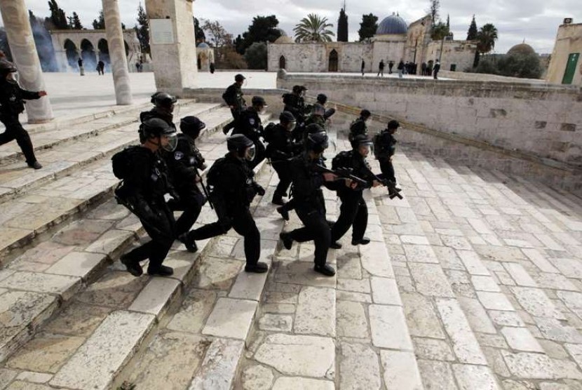 Tentara Israel menggunakan senjata membubarkan warga Palestina di kompleks Masjidil Aqsa