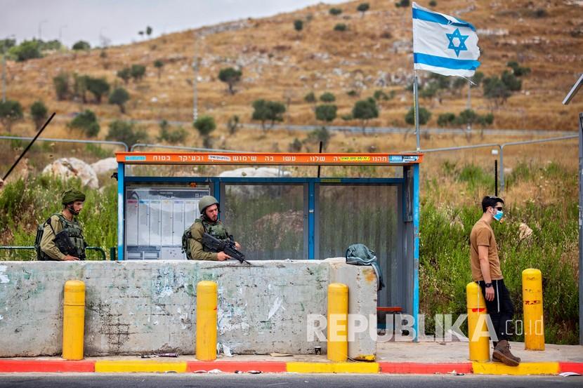 Tentara Israel menjaga stasiun bus di persimpangan Tapuach di sebelah kota Nablus, Tepi Barat, Selasa, 30 Juni 2020. India mengatakan masalah Israel-Palestina harus diselesaikan melalui negosiasi. Ilustrasi. 