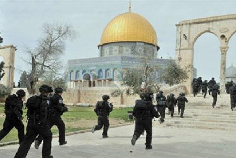 Ilustrasi tentara Israel di Masjid Al Aqsa. Israel melakukan pembatasan akses Muslim terhadap Masjid Al Aqsa 