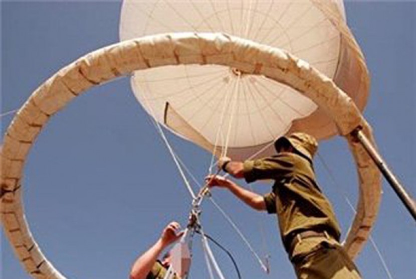 Tentara Israel saat ingin menerbangkan balon mata-matanya.