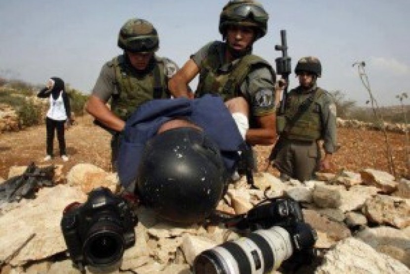 Tentara Israel saat menangkap seorang jurnalis di perbatasan