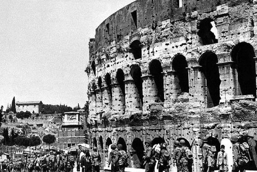  Rahasia Orang Romawi Bangun Colosseum, Amfiteater Terbesar di Dunia. Foto:  Tentara Italia dekat Colloseum