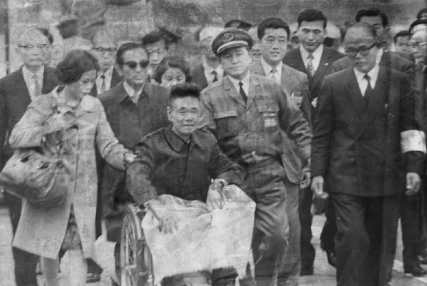Tentara Jepang Shoichi Yokoi (di kursi roda) bersembunyi selama 28 tahun tanpa menyadari Perang Dunia II telah usai.