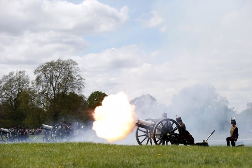 Tentara kerajaan Inggris melontarkan tembakan sebanyak 41 kali sebagai penghormatan lahirnya Putri Charlotte Elizabeth Diana di Hyde Park, London, (4/5).