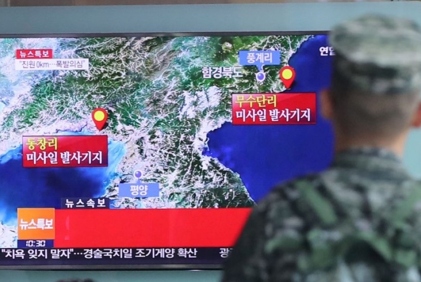 Tentara Korea Selatan menyaksikan berita yang menyiarkan tes nuklir Korea Utara.