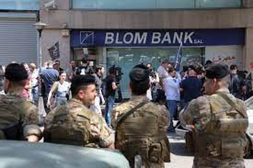 Tentara Lebanon berjaga di luar salah satu cabang Blom Bank di Beirut, Lebanon, 14 September 2022. Pengunjuk Rasa Lebanon Tuntut Pembebasan Warga yang Rampok Bank