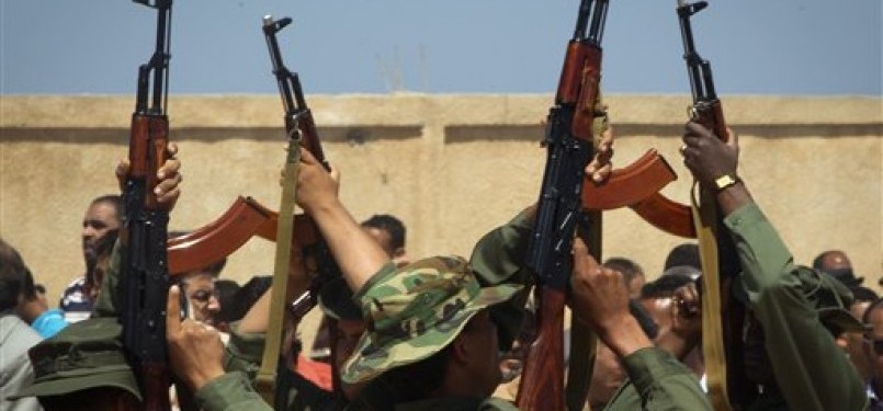 Tentara Libya melepaskan tembakan salvo untuk mengenang jenazah warga Libya yang tewas dalam serangan NATO.
