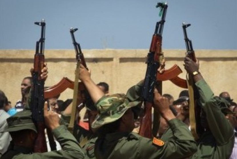Tentara Libya melepaskan tembakan salvo untuk mengenang jenazah warga Libya yang tewas dalam serangan NATO.