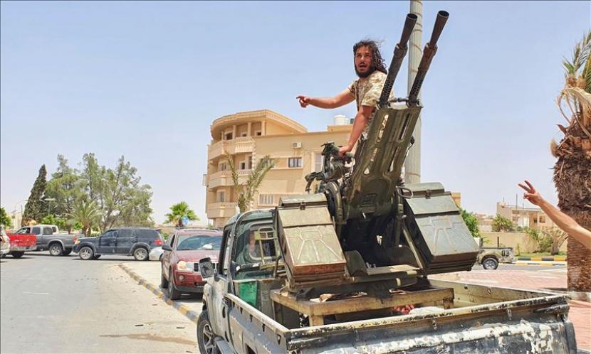 Tentara Libya merayakan kemenangan setelah merebut kota Tarhuna dari milisi pemberontak Khalifa Haftar di barat Libya pada 5 Juni 2020. ( Hazem Turkia - Anadolu Agency )