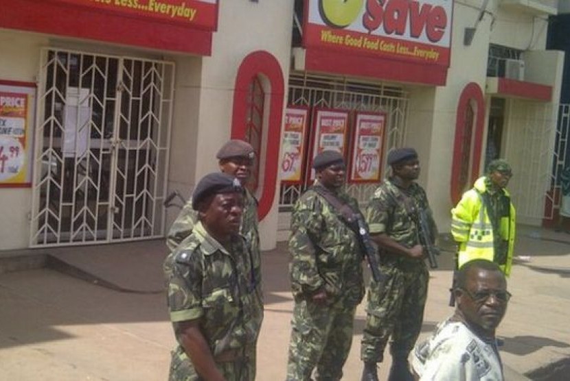 Tentara Malawi menjaga toko milik warga Afrika Selatan di Blantyre dampak dari xenofobia, Jumat (24/4)
