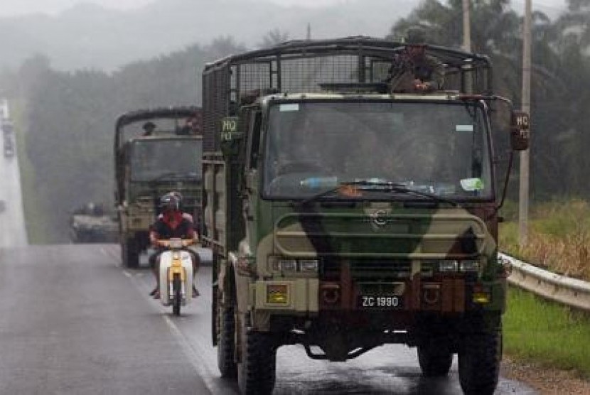 Tentara Malaysia bergerak dengan konvoi di jalanan dekat Desa Tanduo, Rabu (6/3/2013)
