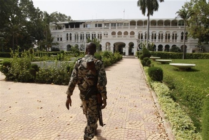 Tentara Mali di istana presiden di ibukota Bamako.  (Foto file)
