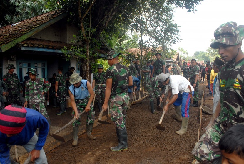 Tentara manunggal membangun desa.