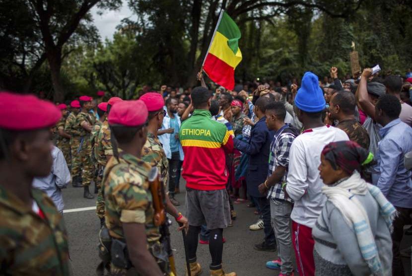  Tentara mencoba mengendalikan pengunjuk rasa yang menuntut keadilan di Addis Ababa, Etiopia, (17/9).