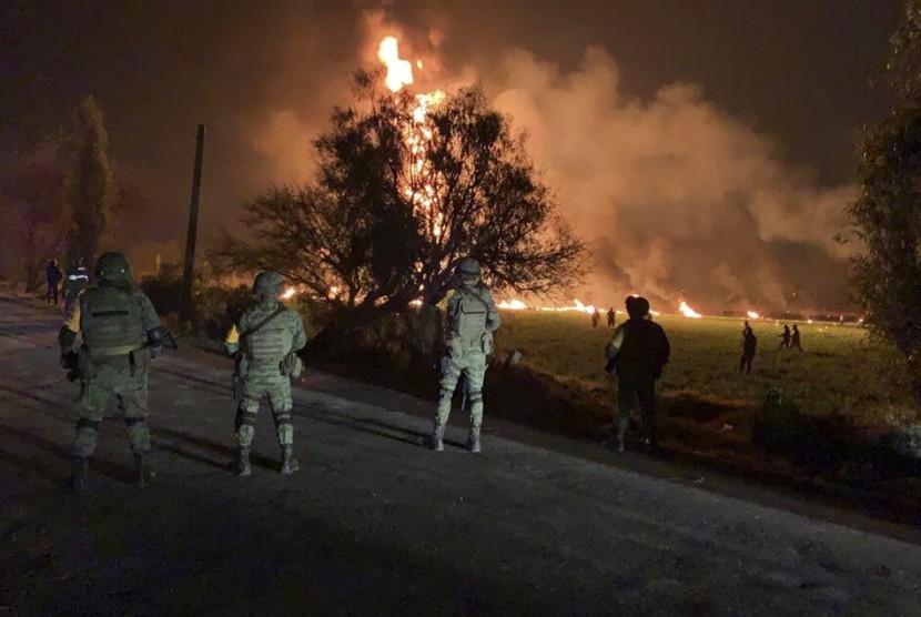 Tentara menjaga area pipa bahan bakar di Tlahuelilpan, Hidalgo, Meksiko, yang meledak dan memakan korban jiwa.