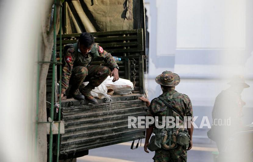  Tentara militer memindahkan tas dari truk ke Balai Kota Yangon, di Yangon, Myanmar, Senin (1/2/2021). Menurut laporan media, anggota senior Liga Nasional untuk Demokrasi, termasuk pemimpin Aung San Suu Kyi, ditahan oleh militer.