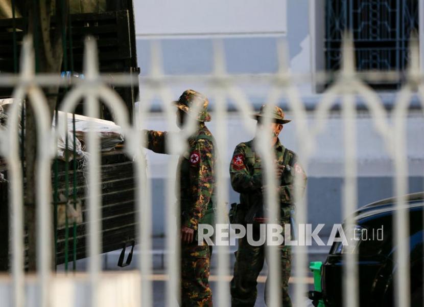  Tentara militer memindahkan tas dari truk ke Balai Kota Yangon, di Yangon, Myanmar,  Senin (1/2/2021). Menurut laporan media, anggota senior Liga Nasional untuk Demokrasi, termasuk pemimpin Aung San Suu Kyi, ditahan oleh militer.