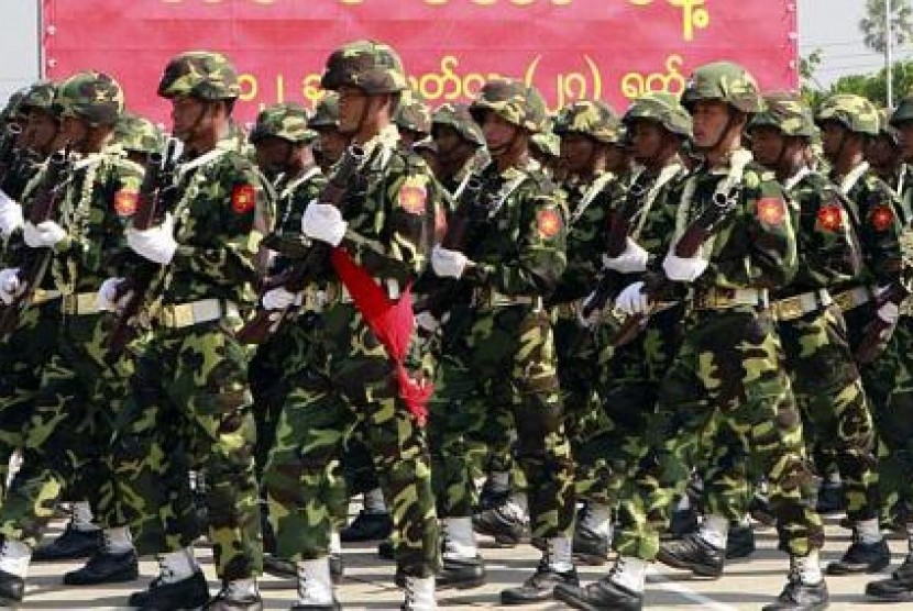 Tentara Myanmar berbaris dalam upacara peringatan hari jadi militer Myanmar ke-67, pada 27 Maret 2012.