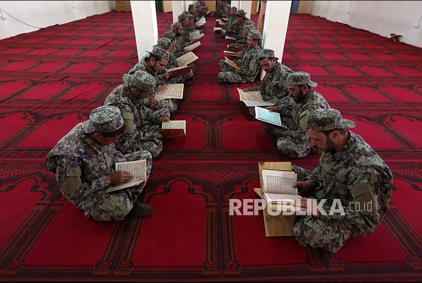 Tentara nasional Afganistan membaca kitab suci alquran di markas militer mereka di Herat, Afganistan